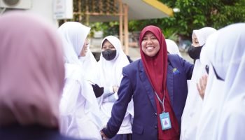 Biodata
Nama Lengkap            : Rahmawati, S.Pd
Tempat/Tanggal lahir   : Enrekang/ 2 Mei 1988
Tempat Mengabdi       : SMPIT Permata Papua-Kabupaten Mimika
Email                            : rahmalfurqan88@gmail.com
Judul Praktik Baik        : Meningkatkan kosa kata bahasa ( Vocabulary) Inggris dengan menerapkan pembelajaran berpusat pada siswa (Student Centred Learning).